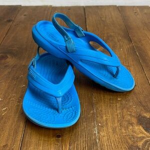 Crocs kids toddler size 9 blue flip flops